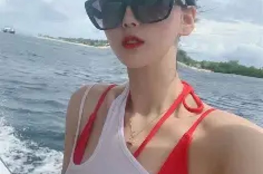 天价穿搭引全网哗然！梅根单品溢价离谱带货人设彻底翻车遭全网质疑